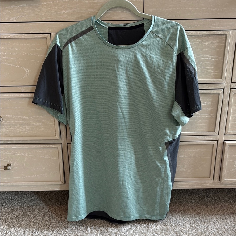 Men's Lululemon shirt